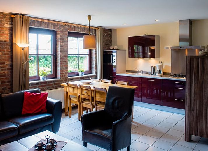 Vakantiehuis in Mechelen, Zuid Limburg, biedt een charmante stenen gevel en een schilderachtige tuin voor een rustgevende vakantie.