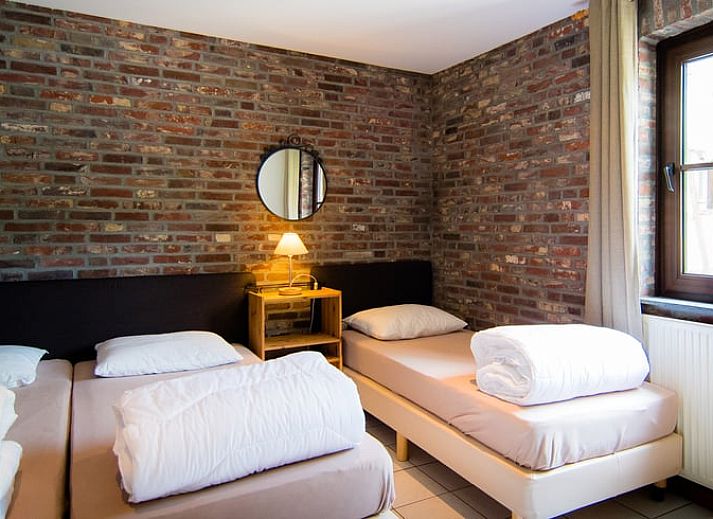 Vakantiehuis in Mechelen, Zuid Limburg, biedt een charmante stenen gevel en een schilderachtige tuin voor een rustgevende vakantie.