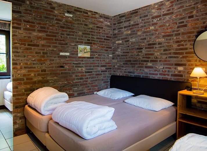 Vakantiehuis in Mechelen, Zuid Limburg, biedt een charmante stenen gevel en een schilderachtige tuin voor een rustgevende vakantie.