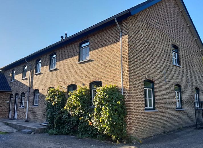 Vakantiehuis in Mechelen, Zuid Limburg, met charmante bakstenen gevel en zonnig terras.