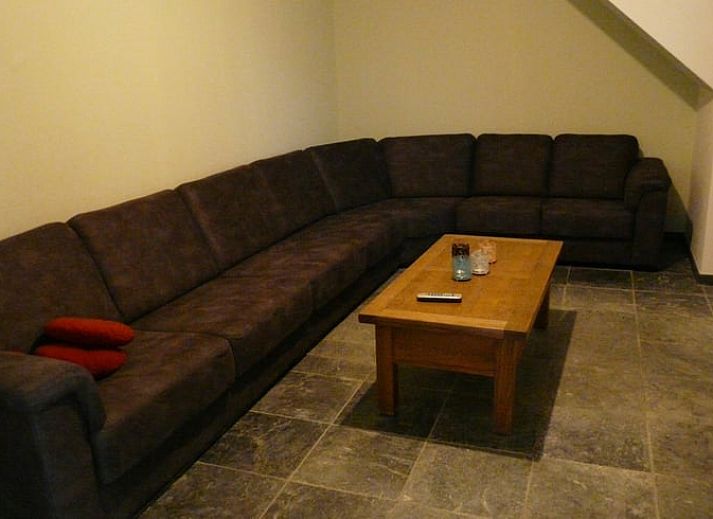 Zijaanzicht van Vakantiehuis in Mechelen, Limburg, omgeven door groene natuur.