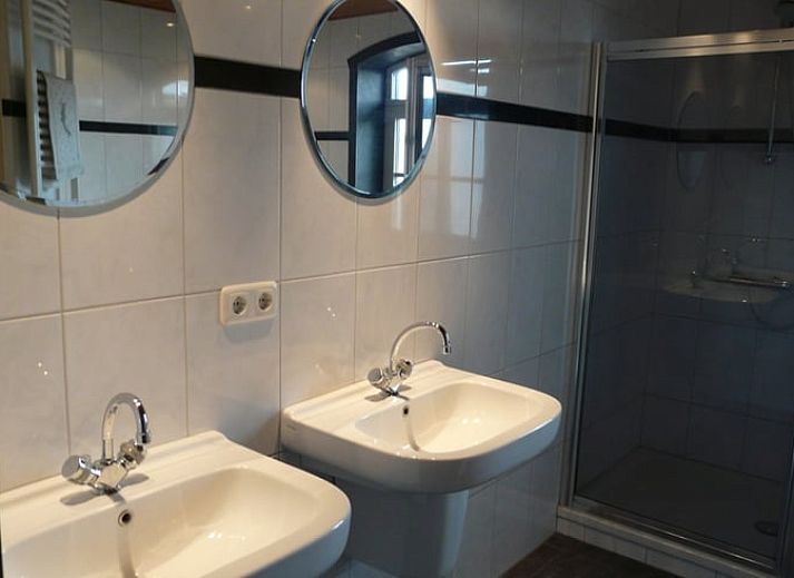Zijaanzicht van Vakantiehuis in Mechelen, Limburg, omgeven door groene natuur.