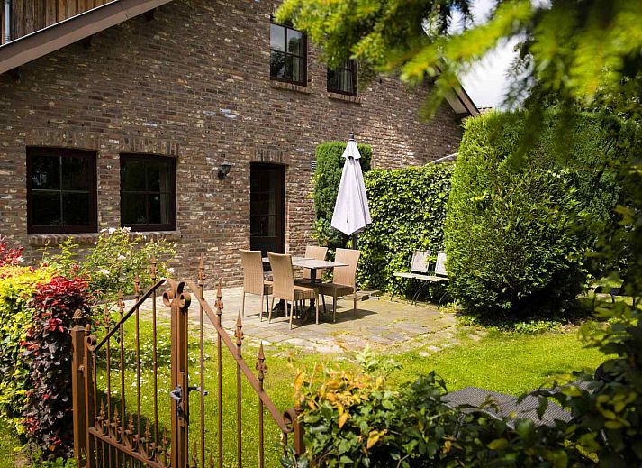 Modernes Badezimmer des Ferienhauses L267 in Mechelen, Sued-Limburg, mit Duschkabine und modernen Annehmlichkeiten.