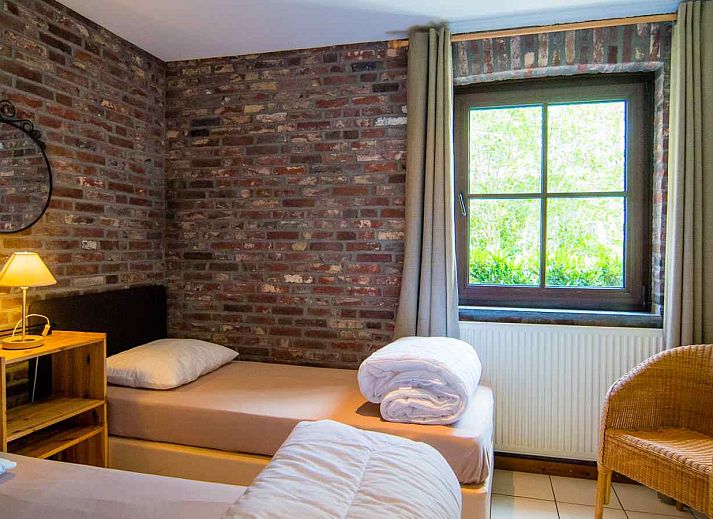 Sonnige Terrasse des Ferienhauses L267 in Mechelen, Suedlimburg, umgeben von viel Gruen und bequemen Gartenmoebeln.