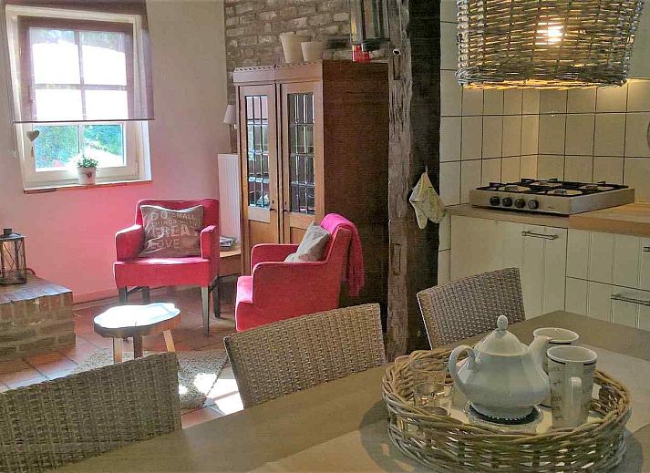 Enjoy the sunny garden at vacation home L301 in Mechelen, South Limburg. Relax on the terrace with parasols and blooming roses.