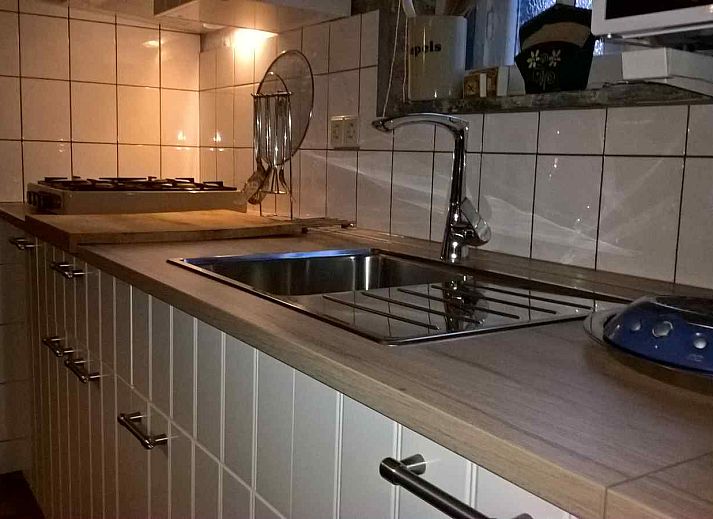 Eingang zum Ferienhaus L302 Mechelen Suedlimburg mit Holztuer und Willkommensschild.