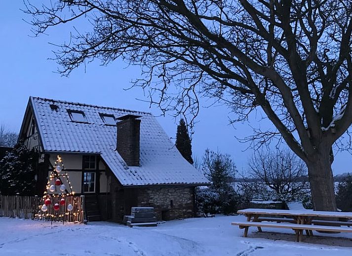 Zonnig terras bij Vakantiehuisje in Schin op Geul, Zuid Limburg, ideaal voor ontspanning.