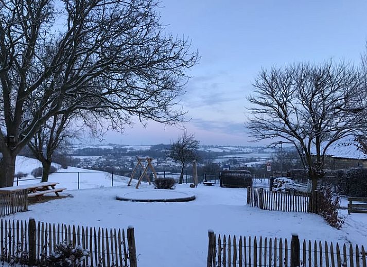 Zonnig terras bij Vakantiehuisje in Schin op Geul, Zuid Limburg, ideaal voor ontspanning.