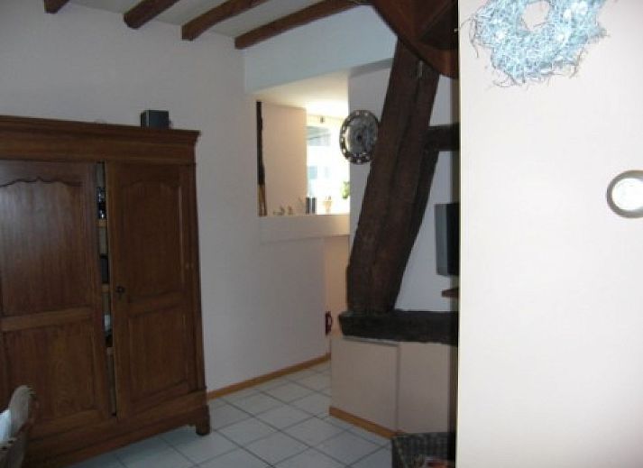 Ruime keuken in Het Houwershuuske vakantiehuis, Reijmerstok, Zuid Limburg met bakstenen muur.