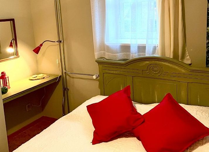 Ruime keuken in Het Houwershuuske vakantiehuis, Reijmerstok, Zuid Limburg met bakstenen muur.