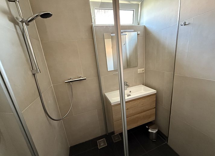 Moderne badkamer in vakantiehuis L009, Valkenburg, Zuid Limburg met stijlvolle afwerking.