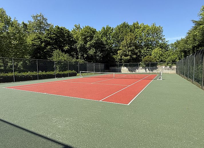 Ruim terras bij vakantiehuis L009 in Valkenburg, Zuid Limburg, ideaal voor buitenactiviteiten.