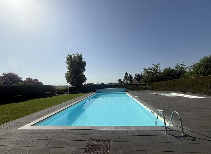 Ruim terras bij vakantiehuis L009 in Valkenburg, Zuid Limburg, ideaal voor buitenactiviteiten.