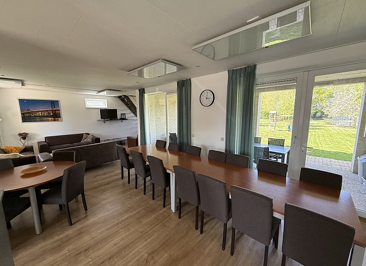 Ruim terras bij vakantiehuis L009 in Valkenburg, Zuid Limburg, ideaal voor buitenactiviteiten.