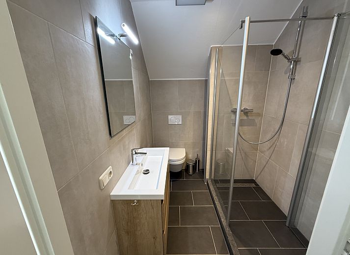 Ruim terras bij vakantiehuis L009 in Valkenburg, Zuid Limburg, ideaal voor buitenactiviteiten.