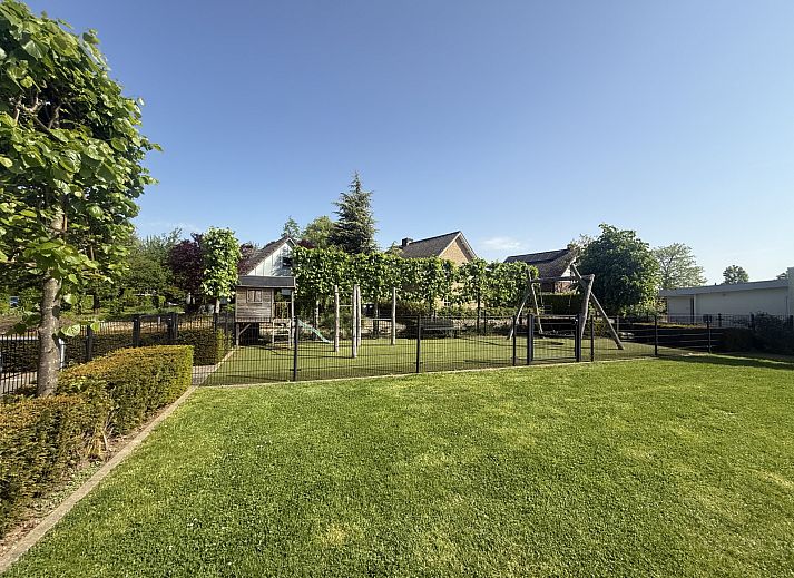Comfortabele slaapkamer in vakantiehuis L009, Valkenburg, Zuid Limburg met uitzicht op de natuur.