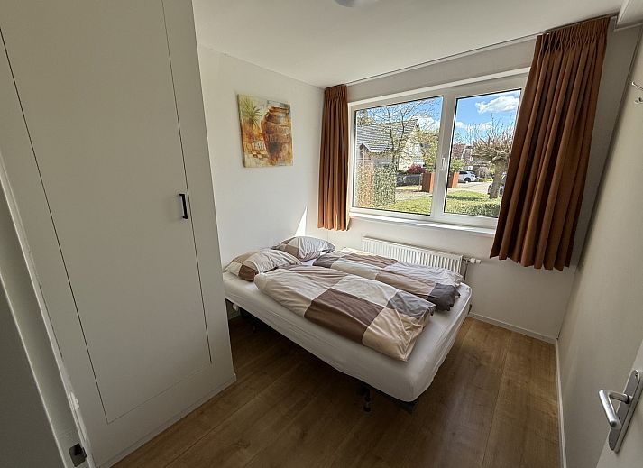 Comfortabele slaapkamer in vakantiehuis L009, Valkenburg, Zuid Limburg met uitzicht op de natuur.