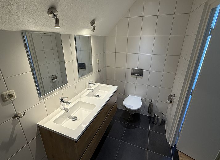 Expansive garden at vacation accommodation L010 in Valkenburg, Limburg.