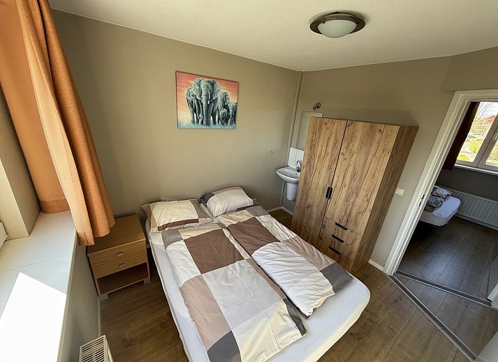 Expansive garden at vacation accommodation L010 in Valkenburg, Limburg.