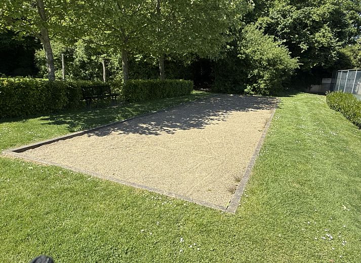 Expansive garden at vacation accommodation L010 in Valkenburg, Limburg.