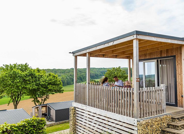 Geniet van het uitzicht vanaf de veranda van vakantiehuis Bellevue 4 in Gulpen, Zuid Limburg, omgeven door groene heuvels.