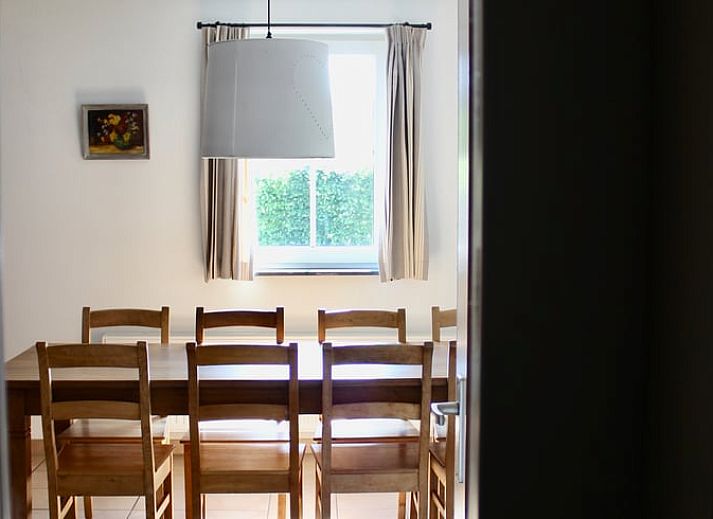 Buitenzitje bij Vakantiehuisje in Gulpen, Zuid Limburg, perfect voor buiten dineren in de rustige omgeving van Limburg.