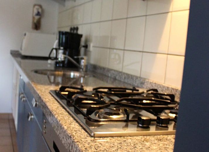 Comfortabele woonkamer in Vakantiehuisje in Gulpen, Zuid Limburg, met moderne voorzieningen en een warme sfeer.