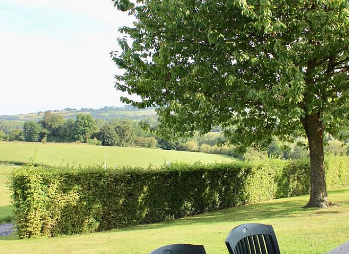 Prachtig uitzicht vanaf Vakantiehuisje in Gulpen, Zuid Limburg, met uitgestrekte groene velden en serene natuur in Limburg.