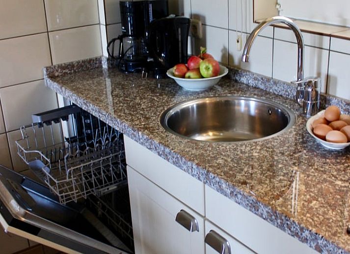 Sfeervolle slaapkamer in Vakantiehuisje in Gulpen, Zuid Limburg, met comfortabele bedden en rustgevende ambiance.