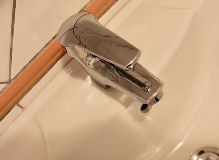 Sfeervolle slaapkamer in Vakantiehuisje in Gulpen, Zuid Limburg, met comfortabele bedden en rustgevende ambiance.