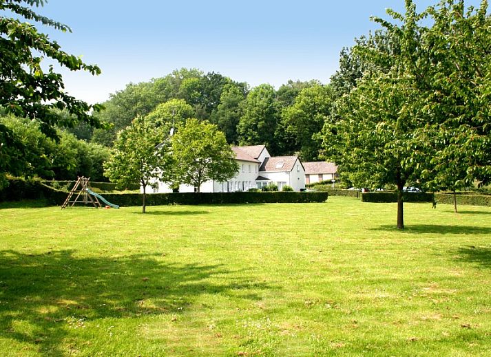 Uitgestrekte tuin van Vakantiecomplex Dumoulin in Gulpen, Zuid Limburg, perfect voor ontspanning en natuurbeleving.