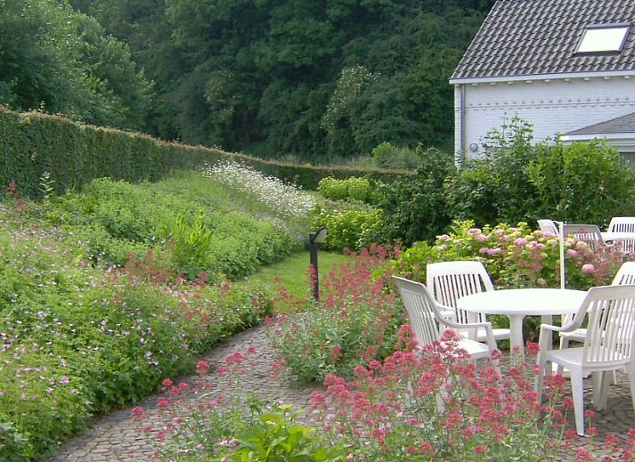 Uitgestrekte tuin van Vakantiecomplex Dumoulin in Gulpen, Zuid Limburg, perfect voor ontspanning en natuurbeleving.