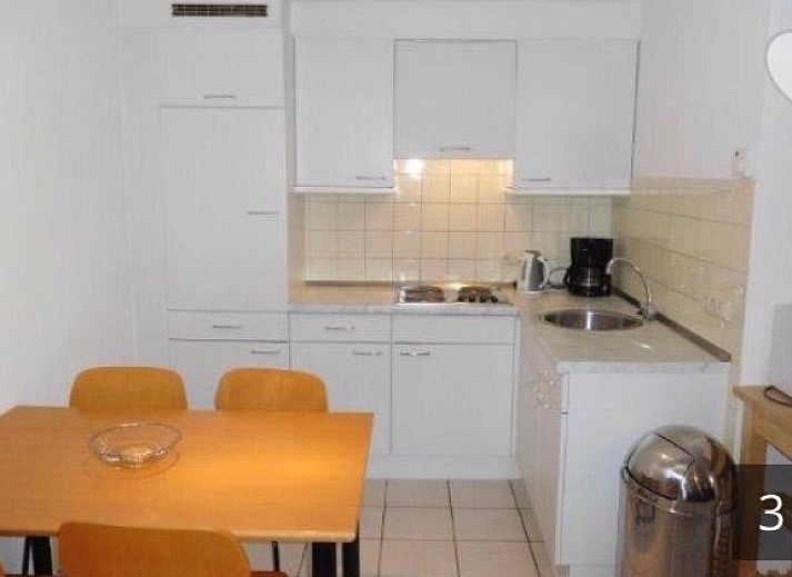 Uitgestrekte tuin van Vakantiecomplex Dumoulin in Gulpen, Zuid Limburg, perfect voor ontspanning en natuurbeleving.