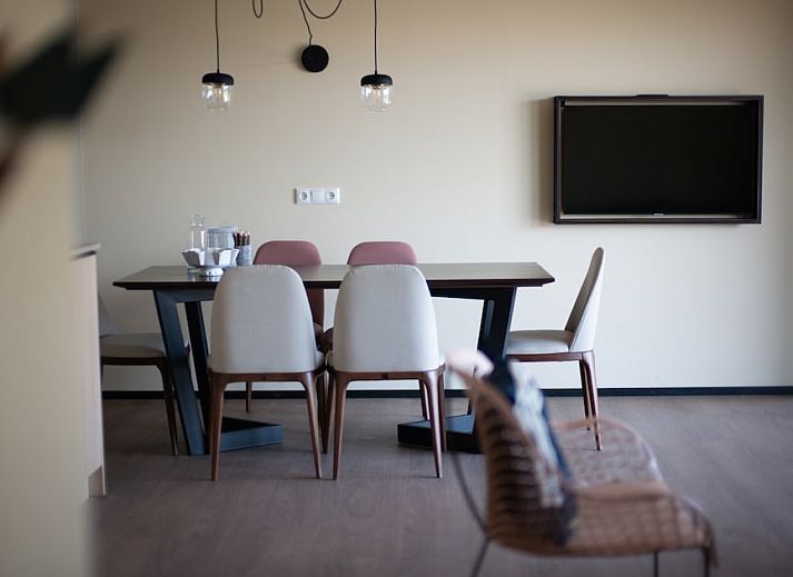 Buitenzicht van Hillside Family 6 vakantiehuis in Gulpen, Zuid Limburg met terras en pergola.