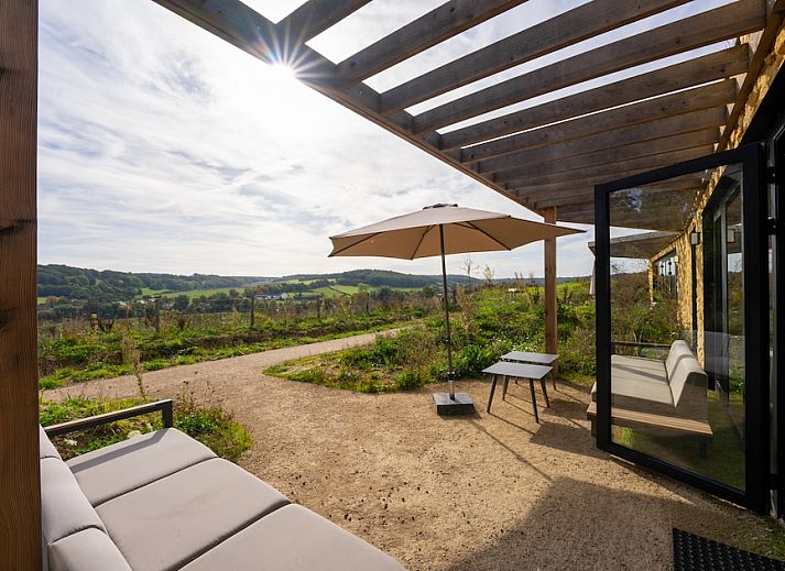 Buitenzicht van Hillside Family 6 vakantiehuis in Gulpen, Zuid Limburg met terras en pergola.