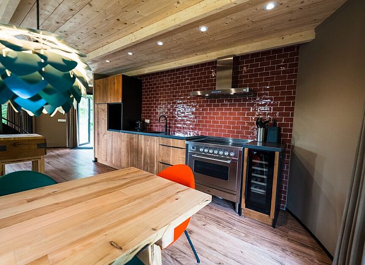 The Pie 8 vakantiehuis in Gulpen, Zuid Limburg, omgeven door groene natuur en rustieke houten elementen voor een unieke verblijfservaring.