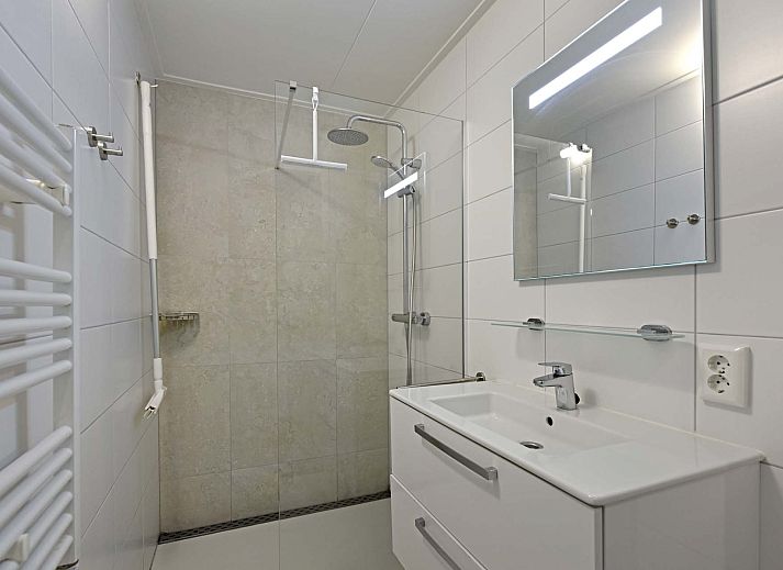 Buitenterras van Vrijstaande woning in Gulpen, omgeven door bomen in Zuid Limburg, Limburg.