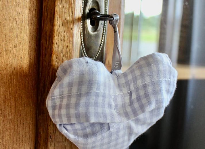 Comfortabele slaapkamer in Vakantiehuisje in Gulpen, Zuid Limburg, met houten details.