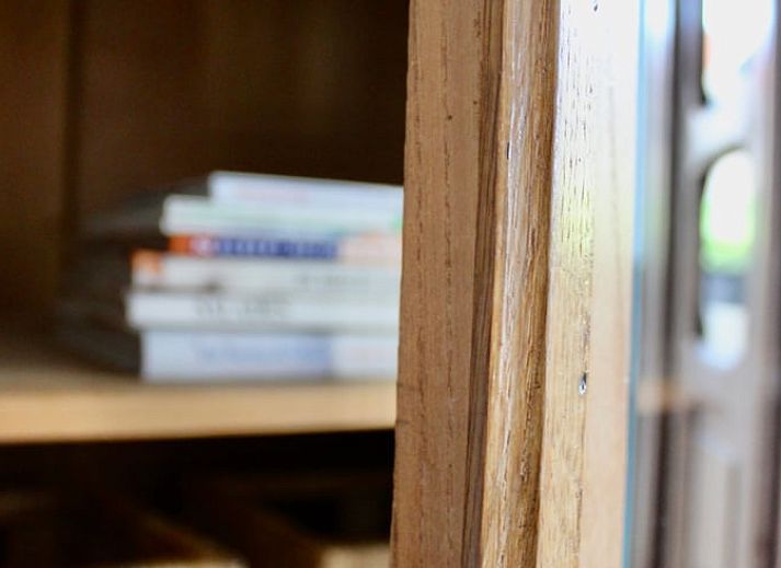 Comfortabele slaapkamer in Vakantiehuisje in Gulpen, Zuid Limburg, met houten details.