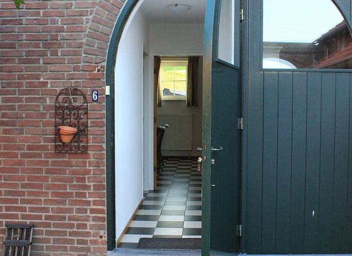 Comfortabele slaapkamer in Vakantiehuisje in Gulpen, Zuid Limburg, met houten details.