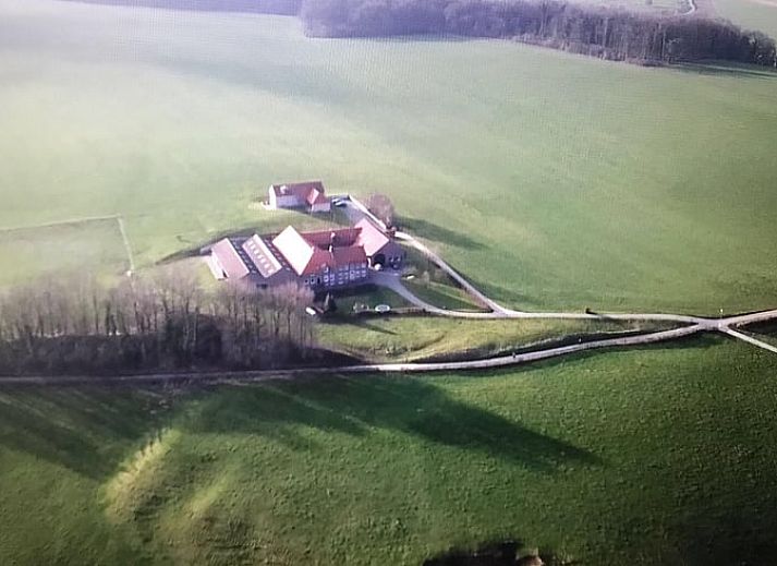 Gezellige woonkamer in Vakantiehuisje in Gulpen, Zuid Limburg, met bloemen en zitgedeelte.