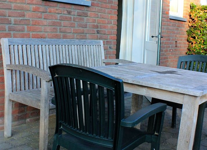 Gezellige woonkamer in Vakantiehuisje in Gulpen, Zuid Limburg, met bloemen en zitgedeelte.