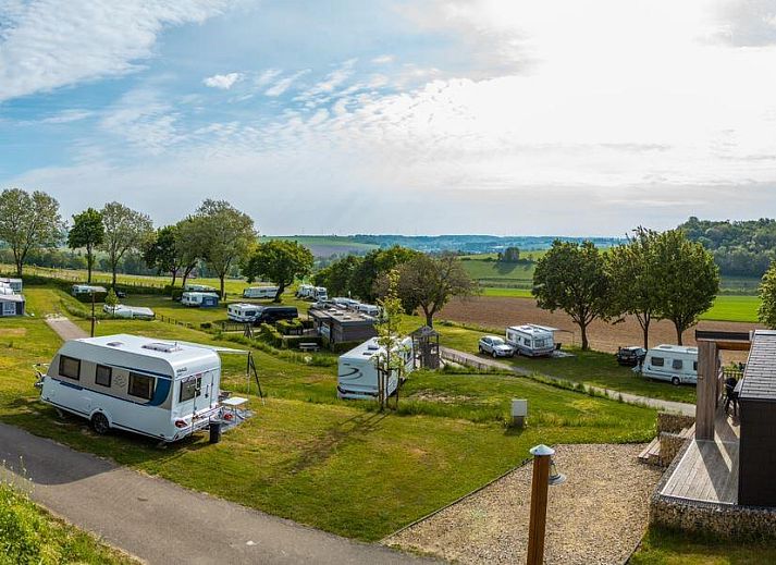 Kampeerplaats Comfort uitzicht in Gulpen, Zuid Limburg biedt een prachtig panoramisch uitzicht over de groene heuvels en kampeerterreinen.