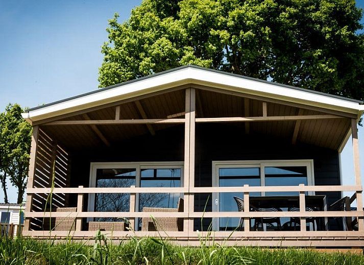 Grandeur Panorama 4 vakantiehuis in Gulpen, Zuid Limburg met ruime veranda en prachtig uitzicht op de groene omgeving.