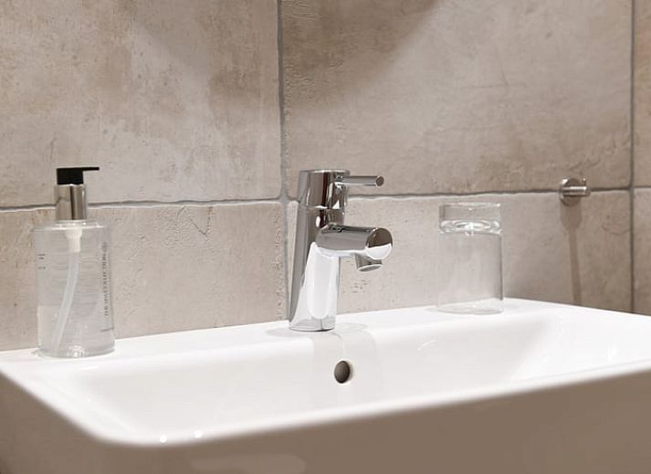 Gemuetliches Wohnzimmer im Ferienhaus in Klimmen, Suedlimburg mit komfortablen Moebeln und einer gemuetlichen Atmosphaere.