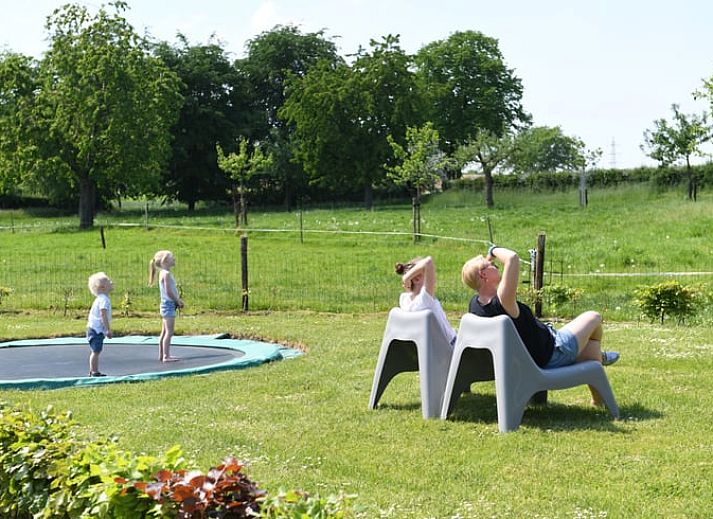 Spielhaus und Trampolin im Garten des Ferienhauses in Klimmen, Suedlimburg, ideal fuer Kinder.