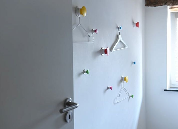 Spielhaus und Trampolin im Garten des Ferienhauses in Klimmen, Suedlimburg, ideal fuer Kinder.