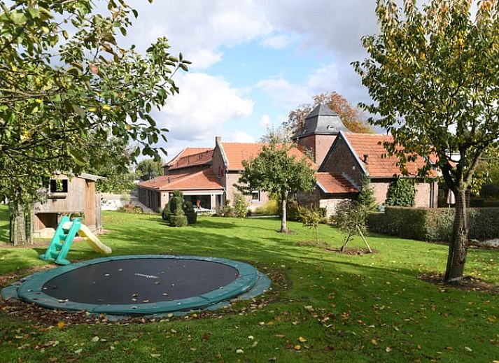 Spielhaus und Trampolin im Garten des Ferienhauses in Klimmen, Suedlimburg, ideal fuer Kinder.