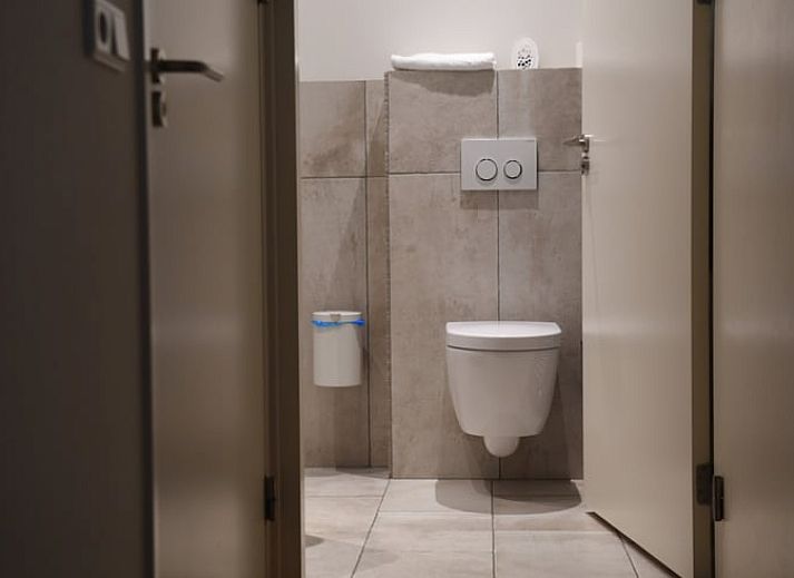 Spielhaus und Trampolin im Garten des Ferienhauses in Klimmen, Suedlimburg, ideal fuer Kinder.