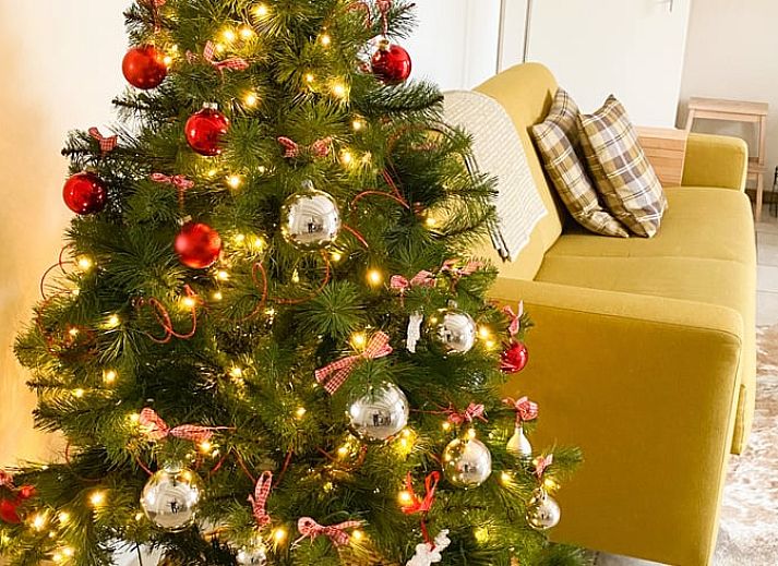 Modernes Badezimmer in einem Ferienhaus in Klimmen, Suedlimburg, mit stilvollem Waschbecken und Accessoires.